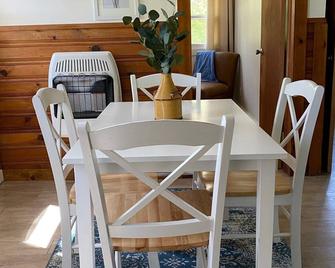 Cannon Ball Cottage - Lakefront Cottages on Semi-private Lake, Beach, Boats, Fun - Three Rivers - Їдальня