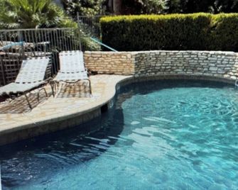Private Condo in the Heart of Historic Downtown San Marcos , Wi-Fi , Pool - San Marcos - Piscina