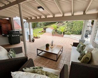 Relaxing 5BR Country Getaway w/ Heated Pool · Perfect for Groups - Cidra - Balcón