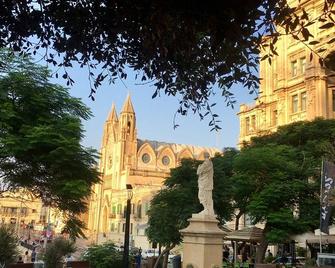 Central located Sliema Apartment - Sliema - Building