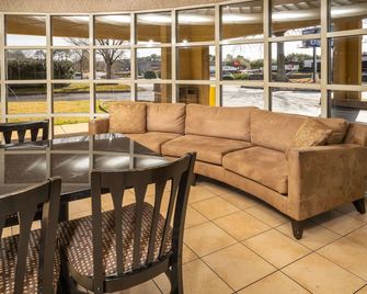 Days Inn by Wyndham Atlanta Stone Mountain - Stone Mountain - Лоббі