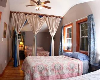 Cabin near Meramec River & Maramec Spring Park - Private Vacation Cabin - St James - Bedroom