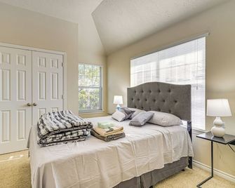 6 Mi to Texas A&m: Home w/ Pool Access - College Station - Bedroom