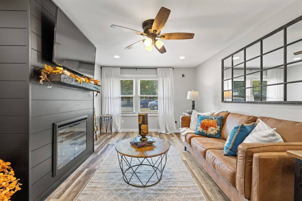 Charming 2-bedroom house with Great kitchen space in Madisonville. - Madisonville - Huiskamer