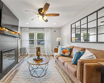 Charming 2-bedroom house with Great kitchen space in Madisonville. - Madisonville - Huiskamer