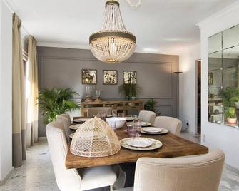 Glow and Elegant Apartment in Granada Center Free Parking - Granada - Dining room