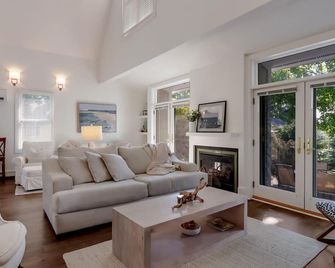 Luxury Home In The Heart Of Leelanau Wine Country, Block From The Beach! - Suttons Bay - Living room