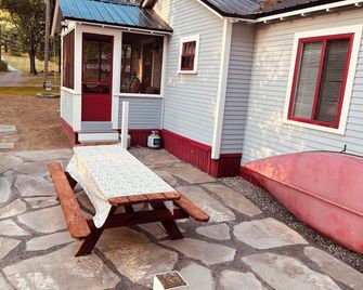Lake Winnisquam Rental Cabin - Tilton - Binnenhof