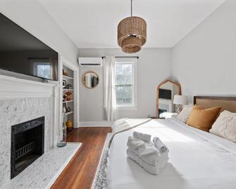 Historic Suite Unit 4 Downtown Macon - Macon - Bedroom
