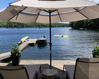 Family Oriented 4 season Cottage with Hot Tub on Kennisis Lake, Haliburton - Eagle Lake - Patio