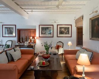 Le Colonial 1506 - Exclusive Luxury Hideaway - Kochi - Living room