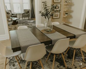 Close to Everything! Discounts for Long Stays- Fully Remodeled - Eau Claire - Dining room