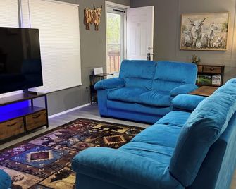 ChapaGon Getaway! 10.5 acres of peaceful country living! - Jourdanton - Huiskamer