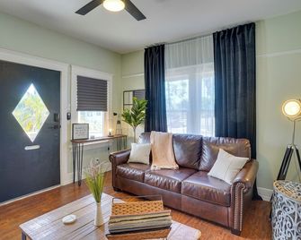 Long Beach Vacation Rental Near Downtown and Beaches - Long Beach - Living room