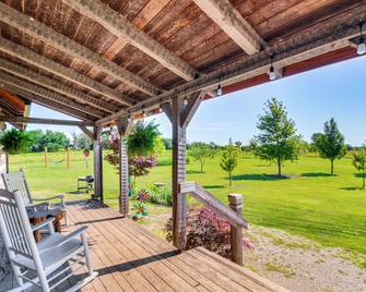 Countryside Vacation Rental in Paola! - Paola - Patio