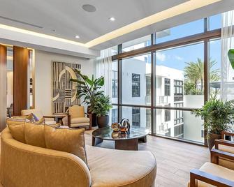 Sunny Downtown Fort Lauderdale Studio w/ W/D, Pool & Gym, by Blueground - Fort Lauderdale - Living room