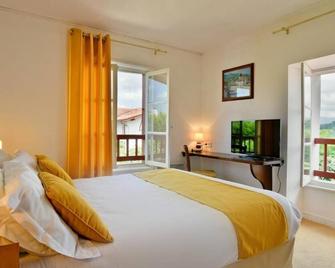 Logis Hôtel Baratxartea - Sare - Schlafzimmer