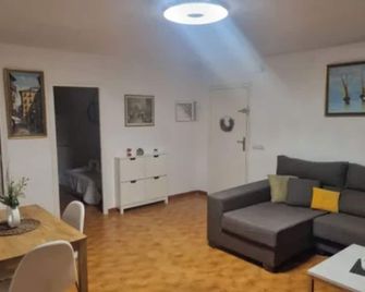 5-room, 3-bedroom apartment, 8 minutes' walk from the beach. - Cambrils - Living room