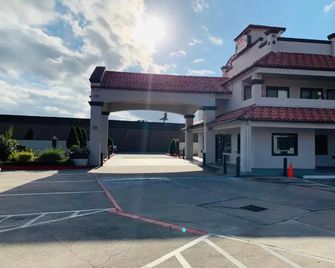 小島套房好百機場酒店 - 休士頓 - 建築