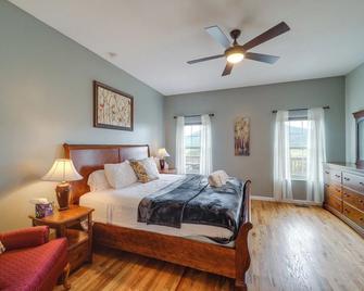 Classy Home with Hot Tub and Mt Jefferson Views! - West Jefferson - Slaapkamer