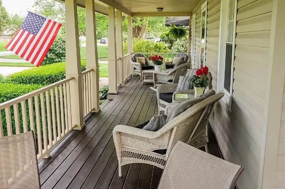 3-bedroom house in beautiful Yorktown, IN. Close to Ball State.
