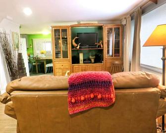 Farm-To-Table Eating, Good Hot Tub Soak, S'mores Around Fire Pit, Seasonal Pool! - Pownal - Sala de estar