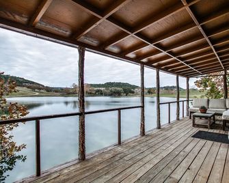 Private cabin on 10 acre lake, 4.5 miles from Boerne - Boerne - Balcón