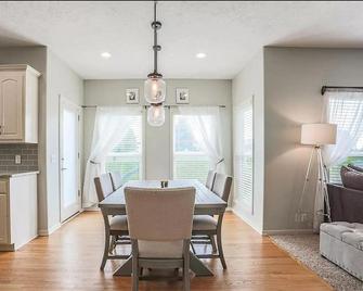 Clean Updated & Spacious Family Home! - Elkhorn - Dining room