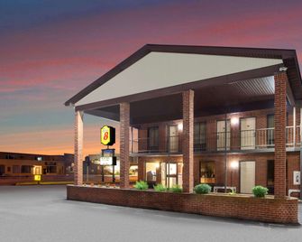 Super 8 by Wyndham Sandusky - Sandusky - Edificio