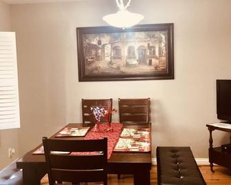 Close to Downtown/West End. Beautiful house private driveway. 4 BR. Sleep 9 - Nashville - Comedor