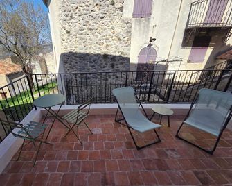 La Terrasse 2-person studio in a quiet, cool location - Aiguines - Balcón