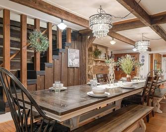 Historic Cragsmere Cabin with Bluff Views - Mentone - Comedor