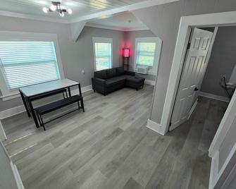 Casa moderna, a newly renovated Modern apartment - West Palm Beach - Salon