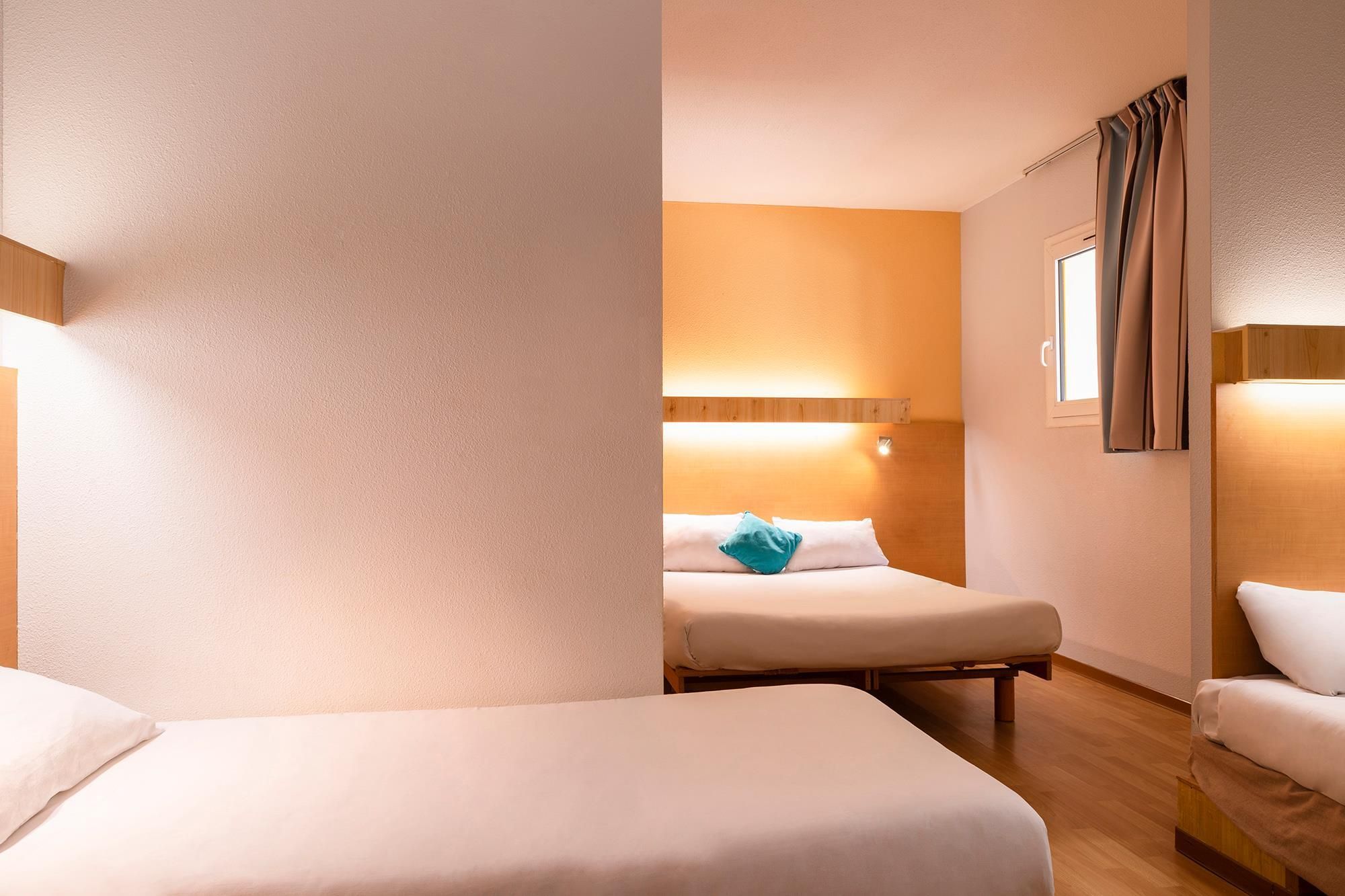 ذي أوريجينالز أكسيس، أوتل بيزير إيست