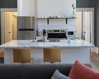 Vintage Remodeled Apartment in Historic Downtown Vinton - Vinton - Cocina