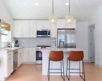 Steps To The Ocean - New 3 bed/2 bath Silver Strand Oasis 1 House from the Beach - Oxnard - Küche