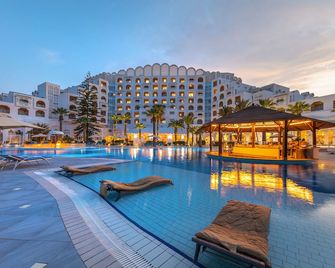 Marhaba Palace - סוס - בריכה