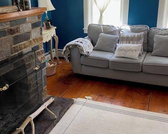 Spinney Creek 2 bedroom home in Kittery, minutes to Portsmouth, York + Ogunquit - Kittery - Living room