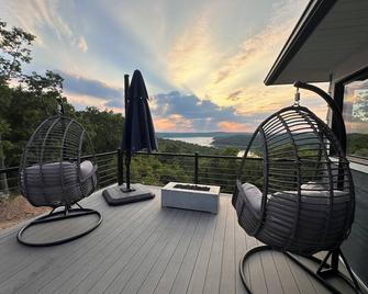 Stunning Brand New 4BR Lakeview Home with 8 person HotTub - Henderson - Balcony