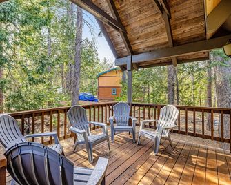 Dog-Friendly Home with Large Deck, Wood Stove, & WiFi - Arnold - Balcón