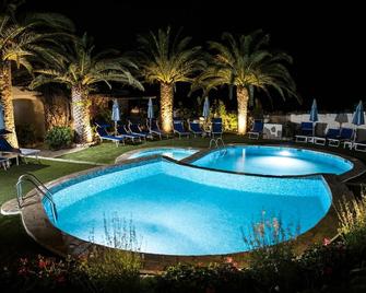 โรงแรมและรีสอร์ทลายาชา - Arzachena - สระว่ายน้ำ