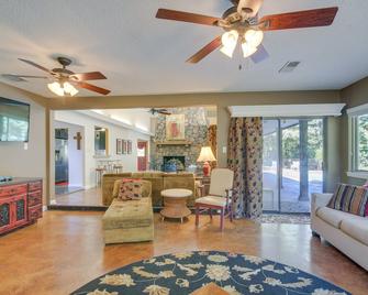 Spacious Southaven Home on 8 Acres with Private Pool - Southaven - Living room