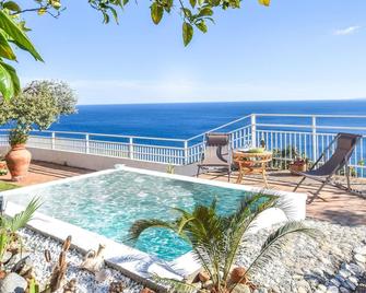 Awesome home in Stalettì - Stalettì - Басейн