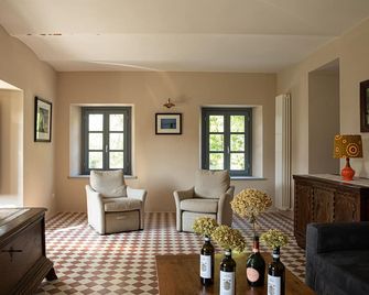 Newly Restored Traditional 19thc luxury farmhouse with pool. Suit large groups. - Santo Stefano Belbo - Living room