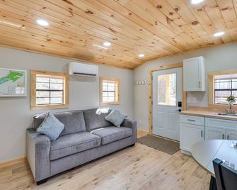 Close to Trails: Studio w/ Water Views - Wurtsboro - Sala de estar