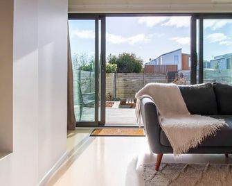 Warm Family Comfort in the City with Garage Parking - Christchurch - Living room