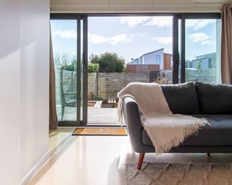 Warm Family Comfort in the City with Garage Parking - تشريستتشورتش - غرفة معيشة