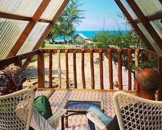 Beachfront Twin Cabin w/children paddle pool - 1 min from the beach! - Dungun - Balkón