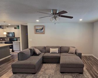Pool house near Red Bluff fairgrounds with AC, WiFi, RV, boat parking - Red Bluff - Salon