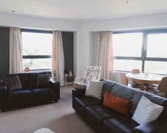 Pass The Keys Lovely 2-Bed Flat Glasgow Harbour Free Parking - Glasgow - Living room